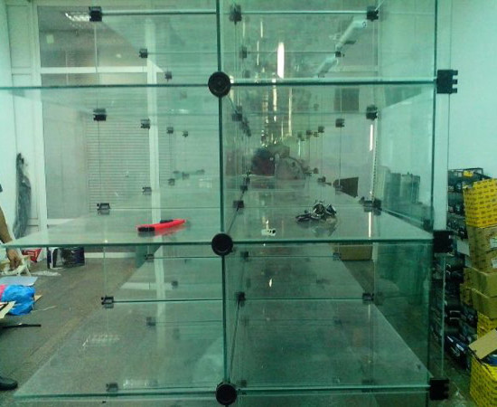 Прозрачные витрины с эргономичными ячейками